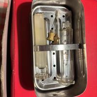 Antica scatola con siringa in vetro