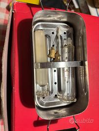 Antica scatola con siringa in vetro