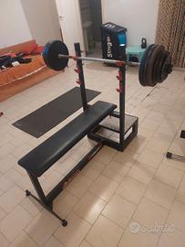 Panca piana con pesi 