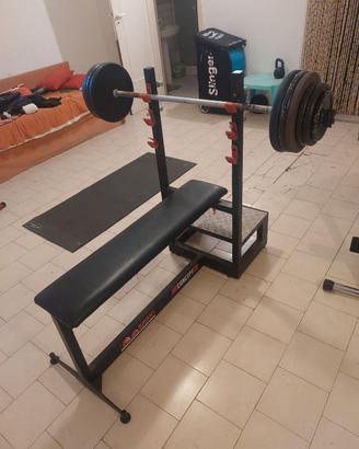 Panca piana con pesi 