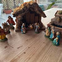 Presepe natale con personaggi e fontana