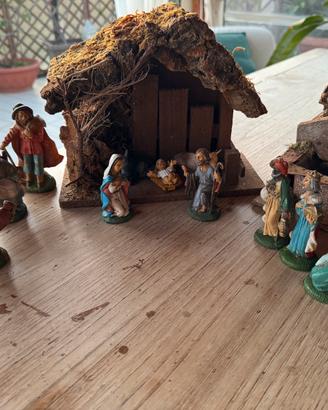 Presepe natale con personaggi e fontana