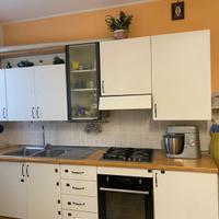 Cucina con tavolo e seggiole