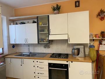 Cucina con tavolo e seggiole