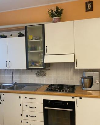 Cucina con tavolo e seggiole