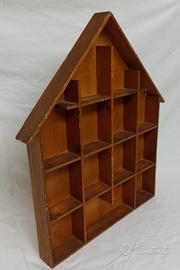 Bacheca espositiva in legno a forma di casa
