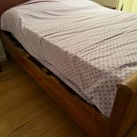 Vecchia camera da letto in noce