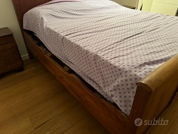 Vecchia camera da letto in noce