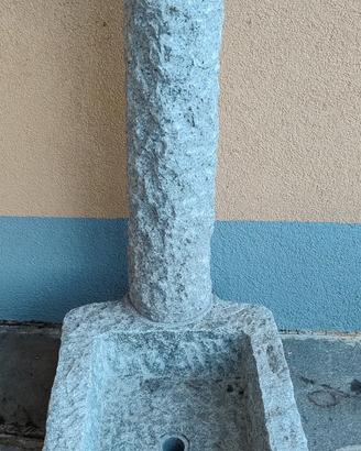 Nuova fontana in pietra bucciardata