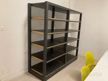 Libreria in legno e metallo di design
