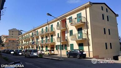 Mistretta,4vani, doppi servizi, posto auto,ottime