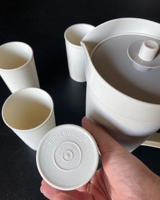 Caraffa con coperchio + 4 bicchieri Tapperware