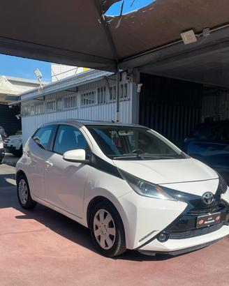 Toyota Aygo 1.0 VVT-i 69 CV 5 porte x-cool MMT