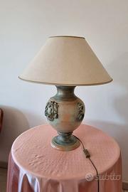 Lampada da tavolo con base anfora in legno tornito