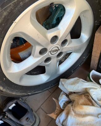 Cerchio in lega Opel Zafira con pneumatico