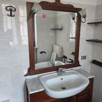 Arredo bagno con mobiletto + mensole