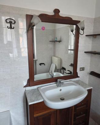 Arredo bagno con mobiletto + mensole