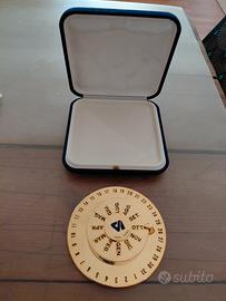 Calendario perpetuo in ottone