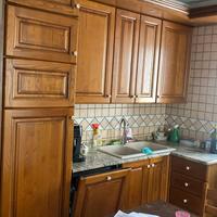 Cucina con tavolo e sedie