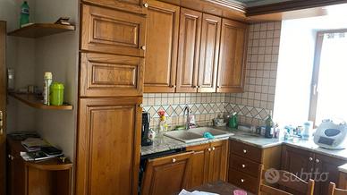 Cucina con tavolo e sedie