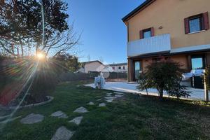 VILLA A SCHIERA A ISTRANA