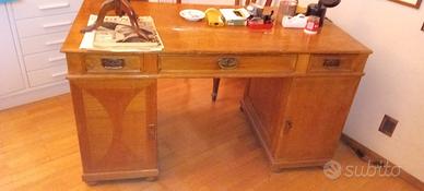 Scrivania vintage in legno con cassetti