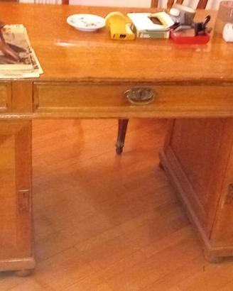 Scrivania vintage in legno con cassetti