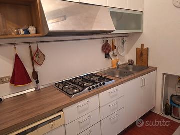 cucina completa di elettrodomestici