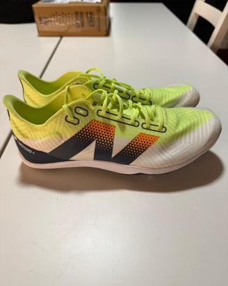 Scarpa NB da atletica con tacchetti