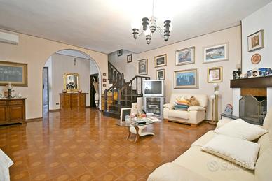 Villa bifamiliare su quattro livelli