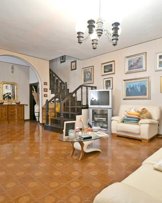 Villa bifamiliare su quattro livelli