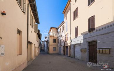 INTERO STABILE IN CENTRO STORICO A REDDITO!!!
