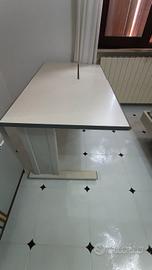 scrivania porta pc