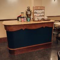 banco da bar con cassetti 