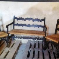 Antica panca più sedie.