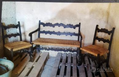 Antica panca più sedie.