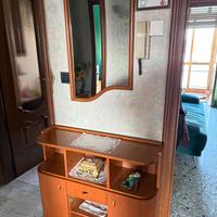 ingresso con specchiera e mobiletto