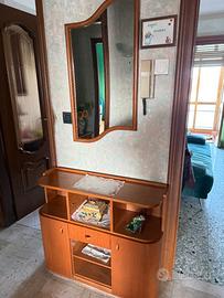 ingresso con specchiera e mobiletto