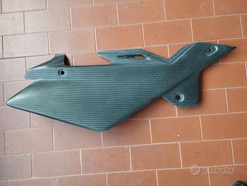 Fianchetto posteriore dx carbonio Husqvarna