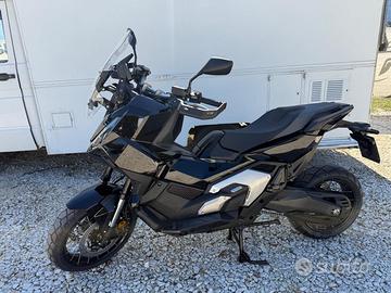 Honda X-ADV 750 con tris valigie