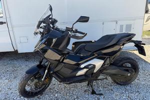 Honda X-ADV 750 con tris valigie