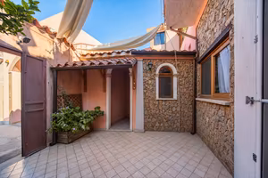 Soluzione indipendente con cortile e terrazza