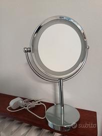specchio con ingrandimento e luce