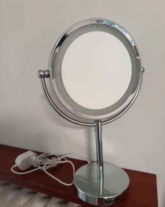 specchio con ingrandimento e luce