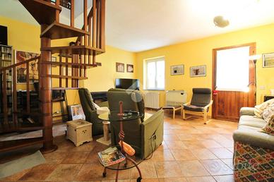 CASA SEMINDIPENDENTE A CAVA MANARA