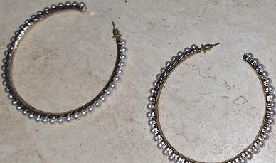 Orecchini  rotondi con perle da donna e ragazza