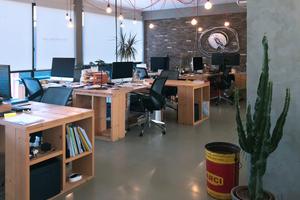 Fino 4 postazioni/scrivanie in coworking