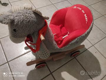 cavalluccio dondolo con ruote