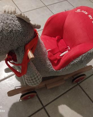 cavalluccio dondolo con ruote