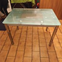 Tavolo in vetro con gambe in acciaio